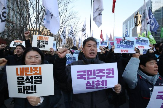 韩国戒严追踪：在野党提交弹劾尹锡悦的动议 内阁据报集体提出辞职-第1张图片-特色小吃